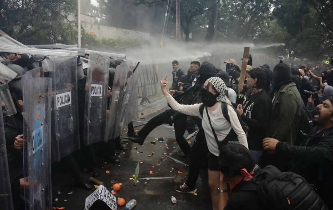 Resistance Breaks Out Amid Water Crisis In Jalisco: The Masses Hold Their Own Amid Violent Clashes With The State