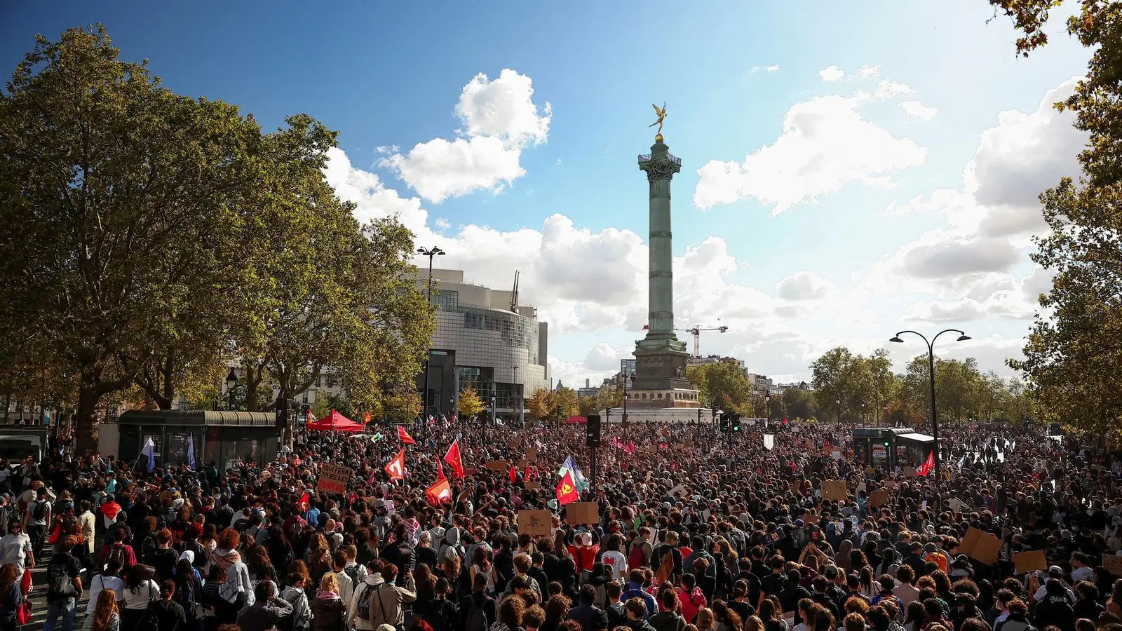 Student Rebellion Against Education Cuts and Government Policy Expand into Nationwide Demonstrations